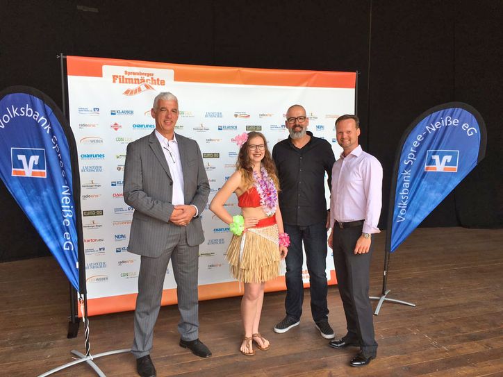 Im Juli unterzeichneten die Veranstalter der Filmnächte sowie der Vorstand der Volksbank Spree-Neiße eG, Frank Baer (links), einen Sponsoringvertrag für das Event. Foto: PR