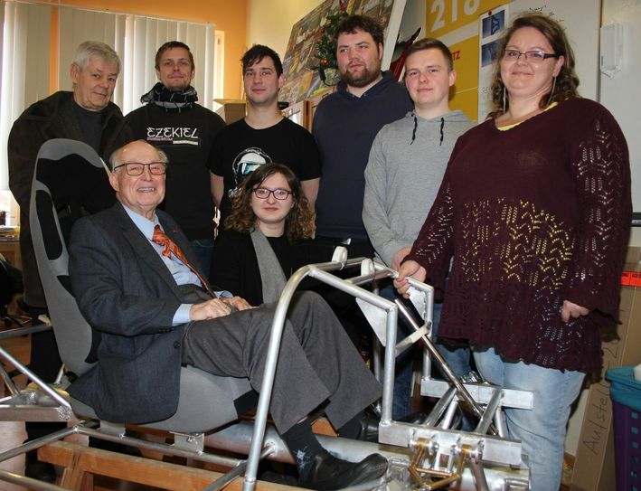 Die Macher vor und hinter den Kulissen: Prof. Peter Biegel, Dr. Sokrates Giapapas, Markus Leske, Anastasia Skifov, Daniel Britz, Justus Maaß, Niklas Richter und Christin Faulstich (v.l.).                                                                                     Foto: wit