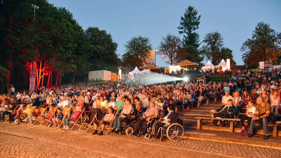 Tausende Besucher genießen Jahr für Jahr das einmalige Flair eines lauen Sommer-Kinoabends an der Spremberger Freilichtbühne. Foto: Nina Tschirner
