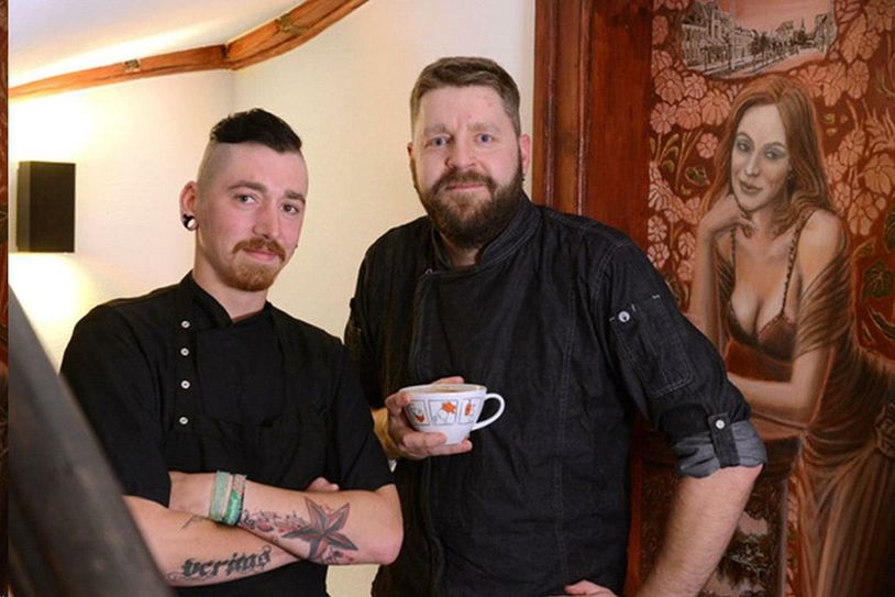 Das Team vom Restaurant „Die Drogerie“ in Senftenberg:  Küchenchef Marcus Huth (re.) und Nico Lodig. Foto: Steffen Rasche