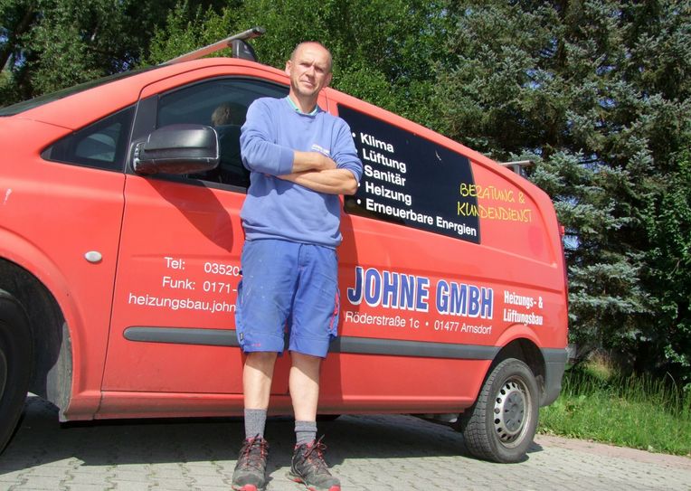 Heizungsinstallateure wie der Arnsdorfer Tino Pförtner sind in der Energiekrise gefordert: nicht nur als Heizungsbauer sondern oft auch als Seelsorger. Muss er viele seiner Kunden beruhigen, die fürchten, im Winter frieren zu müssen.