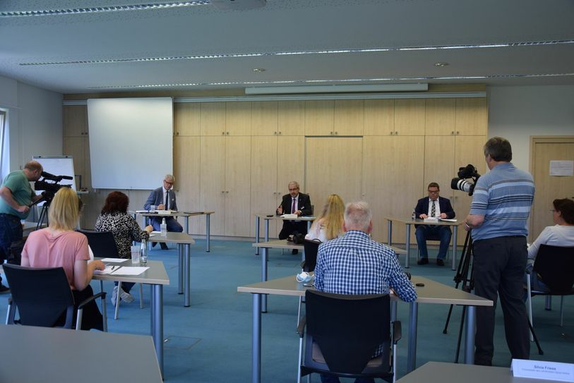 Beigeordneter Michael Koch, Landrat Harald Altekrüger und Dr. Sven Sondergeld, Amtsarzt im Landkreis Spree-Neiße (v.l.)gaben Einblicke über die bisherigen Strategien zur Eindämmung der Pandemie im Landkreis sowie über weitere Vorsichtsmaßnahmen, die getroffen wurden und noch in Planung sind. Foto: Landkreis Spree-Neiße