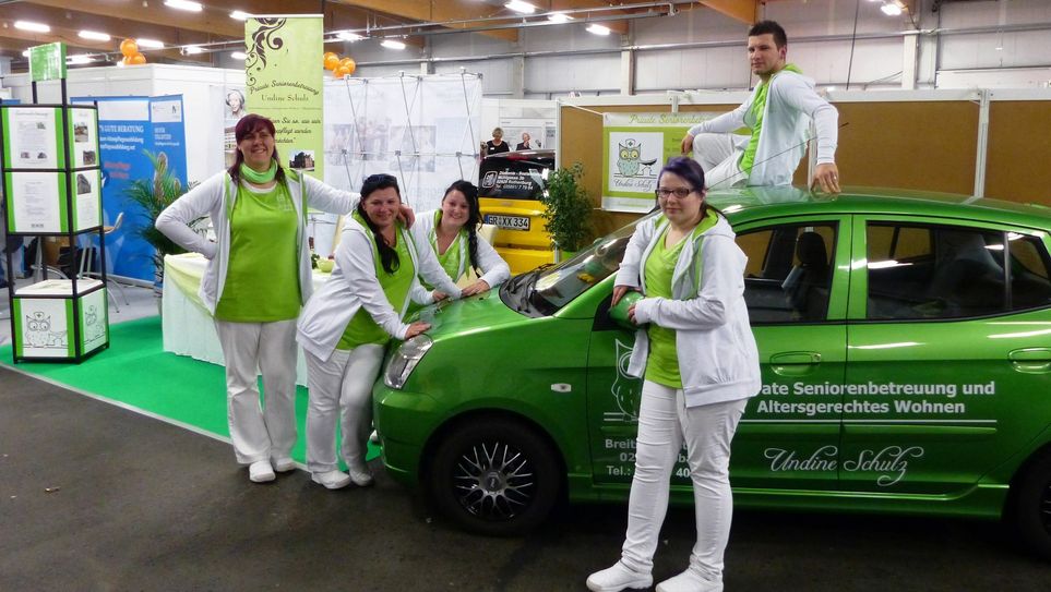 Undine Schulz (2.v.l.) und ihr Team sind immer mit viel Spaß an der Arbeit – davon können sich die Besucher der Pflegemesse direkt am Stand überzeugen.  Foto: privat