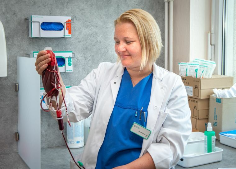 Nora Lang absolviert derzeit ihre Facharztausbildung Allgemeinmedizin im Krankenhaus Elsterwerda. Foto: EEK/Die Piktografen