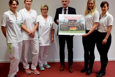 v.l.n.r.: Kerstin Petau, Stefanie Rasner, Sybille Woidt (alle Physiotherapie CTK), CTK-Geschäftsführer Dr. Götz Brodermann und die Feuerwehrsportlerinnen Anja Aldermann und Melanie Müller. Foto: CTK