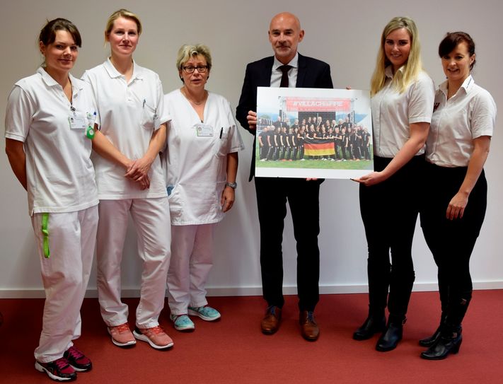 v.l.n.r.: Kerstin Petau, Stefanie Rasner, Sybille Woidt (alle Physiotherapie CTK), CTK-Geschäftsführer Dr. Götz Brodermann und die Feuerwehrsportlerinnen Anja Aldermann und Melanie Müller. Foto: CTK