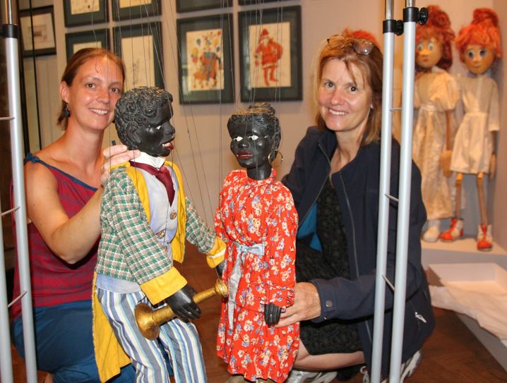 Alexandra Löser, Vereinsvorsitzendes des Freundeskreises Puppentheatersammlung (li.) und Restauratorin Ines Handel (re.) präsentieren stolz die beiden mindestens 100 Jahre alten Marionetten.