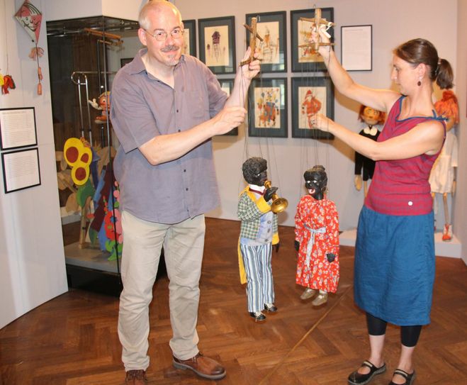 Lars Rebehn (li), Konservator der Puppentheatersammlung, bezeichnet die Schenkung als großes Glück für die Vervollständigung des Ritscher-Nachlasse. Fotos: Pönisch