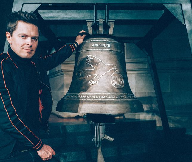 Michael Patrick Kelly mit der #Peacebell Foto: Andreas Nowak