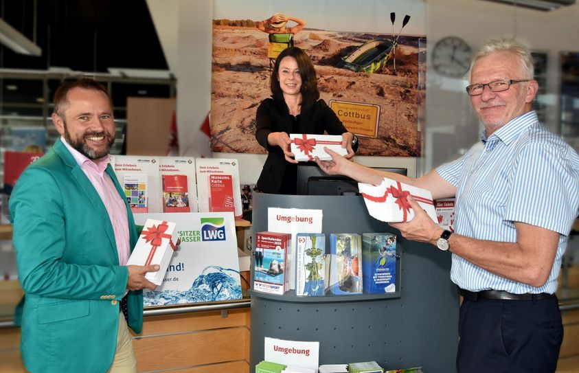 Gemeinsam haben die beiden LWG-Geschäftsführer Marten Eger (li.) und Jens Meier-Klodt von CMT-Geschäftsführerin Daniela Kerzel die Cottbuser Geschenkgutscheine in Empfang genommen. Foto: Kliche