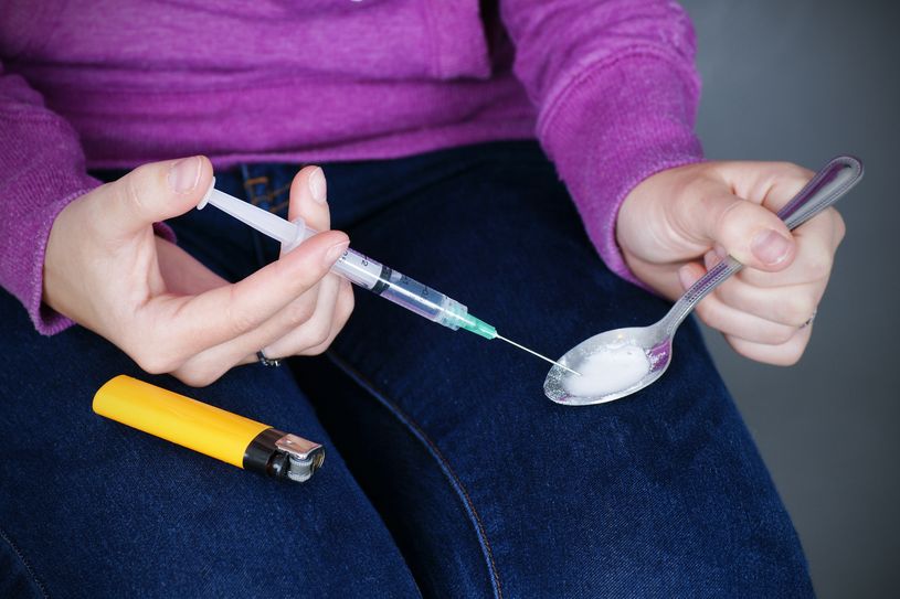 Crystal Meth wird überwiegend gesnieft. Dafür wird die kristalline Droge pulverisiert und inhaliert. Manche konsumieren es auch aufgekocht und injizieren sich die Droge (Foto). Das macht noch schneller abhängig. Foto: Sylvie Bouchard/Fotolia.de