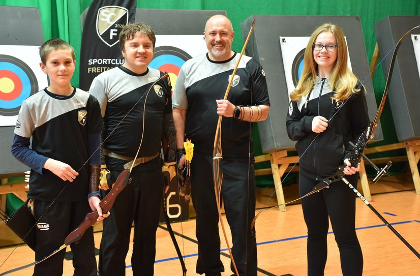 Die vier Freitaler Teilnehmer an den Deutschen Meisterschaften:
v.l.: Jonas Falz (U15m), David Jacobasch (Herren), Marko Weiske (Ü50m) (alle drei Deutsche Meisterschaft - Bogen ohne Visier in Buchholz am 18./19.03.2023), Lina Riedl (U15w) (Deutsche Meisterschaft - Bogen mit Visier in Wemding am 04./05.03.2023).