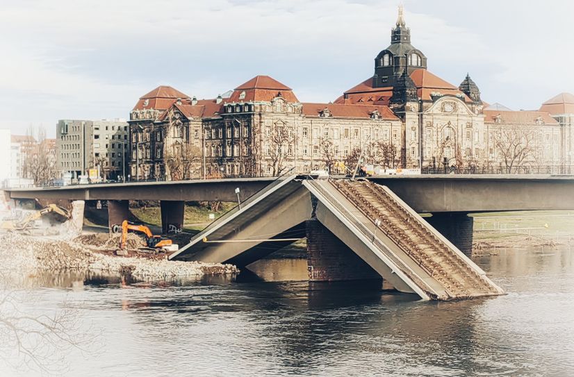 Wie man die Lage auch durchdenkt, alles gipfelt in der Frage: Ist es denn richtig heute eine Brücke aus dem Jahr 1971 wieder aufzubauen?