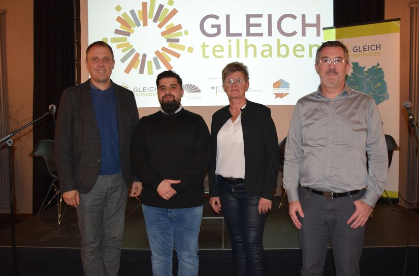 Mirko Pink, Khabat Ibo, Anke Bär und Frederic Robert Kasper (v.l.) stehen stellvertretend für das Netzwerk, das Flüchtlingen in Hoyerswerda beim Ankommen hilft.