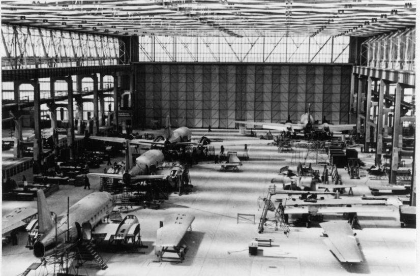 VEB Flugzeugwerke Dresden, Endmontage der IL-14P, 1957.