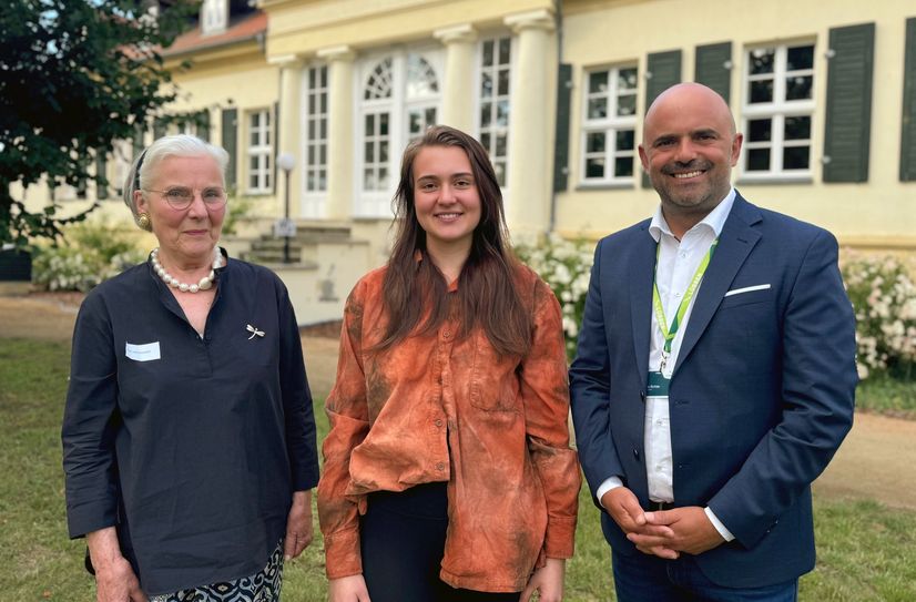Annabell Draunick aus Schlepzig hat jetzt für ihre herausragende Leistung im Wettbewerb »Jugend musiziert« den Albrecht und Helene von Houwald-Musikpreis erhalten. Zu den ersten Gratulanten gehörten Jacqueline Freifrau von Houwald und Bürgermeister Jens Richter.