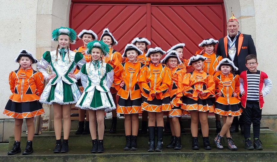 Auch die jüngsten Gräfendorfer Karnevalisten, Funkengarde und Tanzmariechen, freuen sich gemeinsam mit Ehrenpräsident Gerd Rothaug auf viele Besucher zu den Veranstaltungen.