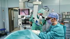 Chefarzt Igor Prusiecki bei einer Operation.