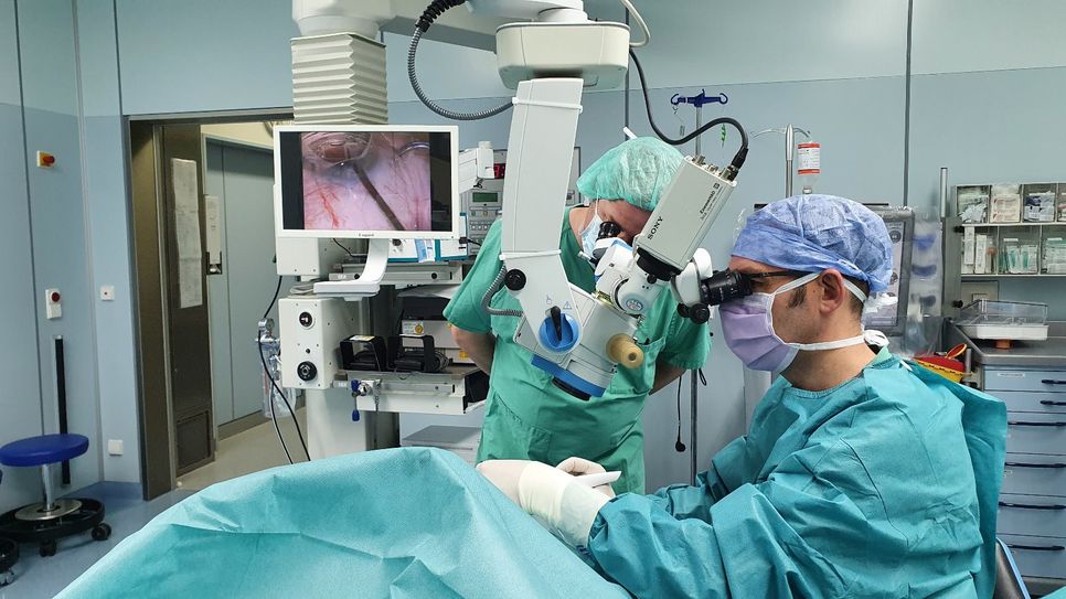Chefarzt Igor Prusiecki bei einer Operation.
