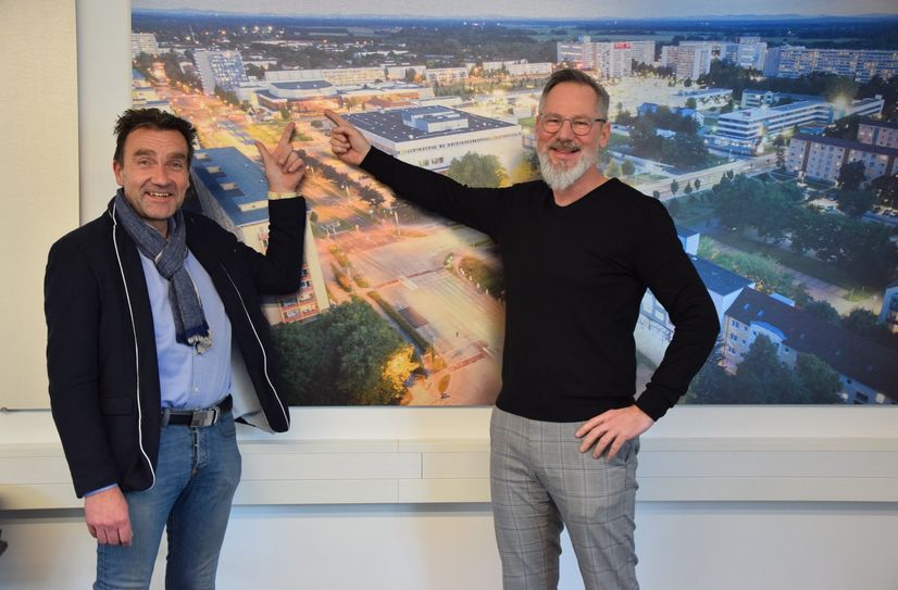 Dirk Rolka und Thomas Bleier stehen für das Sanierungsteam der Lausitzhalle.
