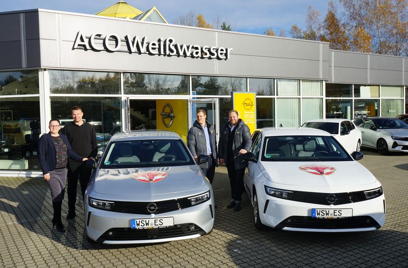 Elisabeth Henke, Geschäftsführerin des ACO Autohauses Weißwasser, Verkaufsberater Marcus Lehmann, sportlicher Leiter Sebastian Wolsch und Geschäftsstellenleiter Robert Wagner bei der Übergabe.