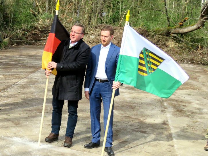 Bundesverteidigungsminister Boris Pistorius (l.) und Ministerpräsident Michael Kretschmer starteten symbolisch das Projekt zur Standortansiedlung des Logistikbataillons 471. 
 Foto: Matthias Stark