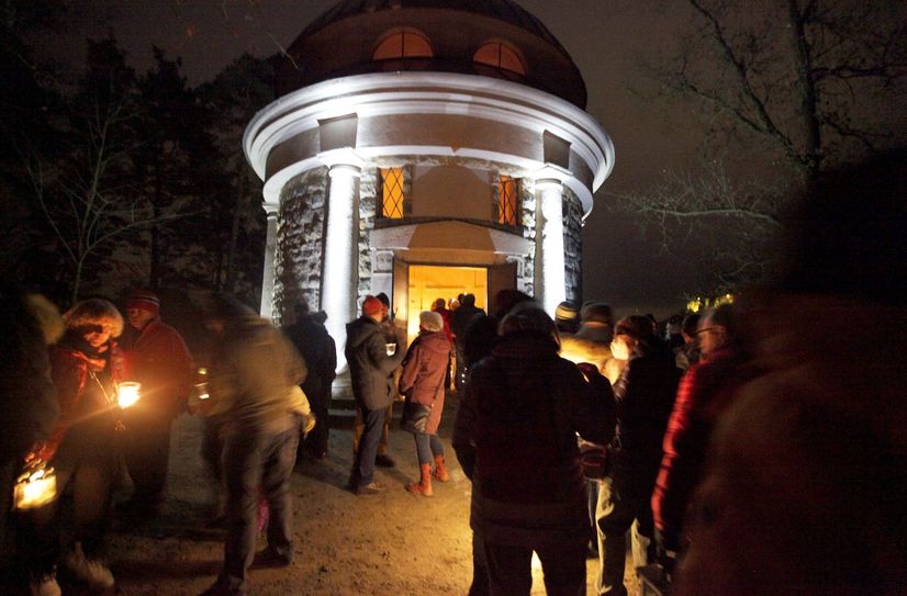 In der Malerweg-Kapelle wird das Friedenslicht verteilt.