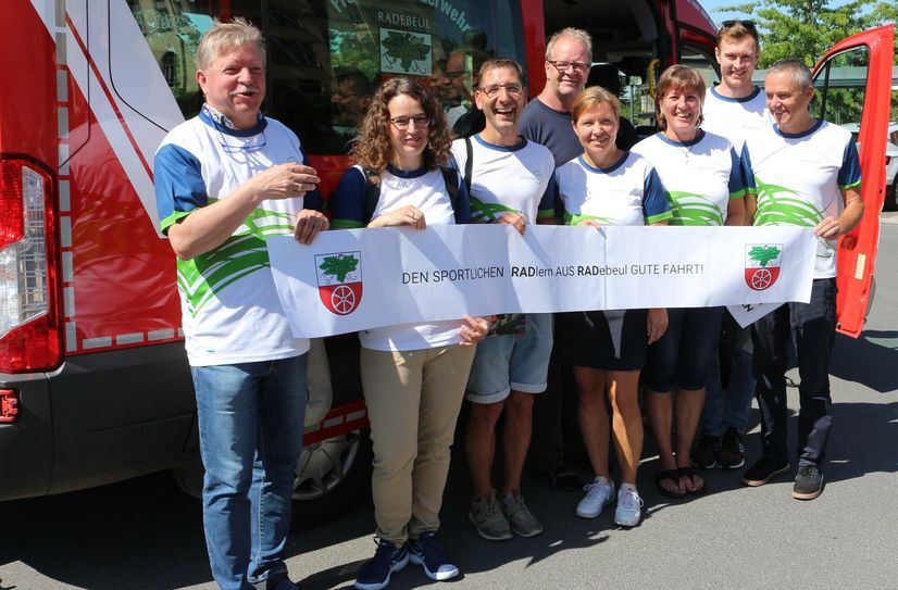 Die Radler wurde vor ihrem Begleitfahrzeug am Rathaus verabschiedet.