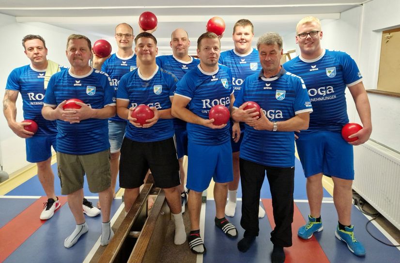 Zum Jubiläums-Gruppenfoto waren alle aktiven Kegler des SV Bernsdorf 73 aus den verschiedenen Mannschaften vereint.