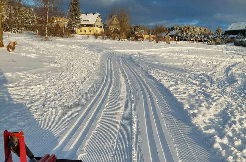 Die Altenberger Stadtloipe ist gespurt und bereit für Wintersport-Fans.