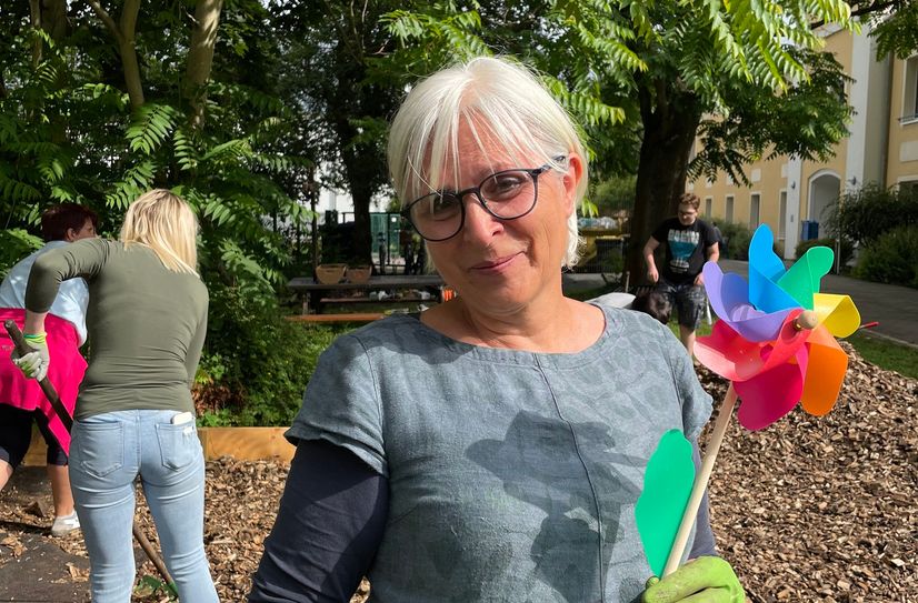Petra Friebe vom NABU freut sich über den angelegten Kräuter- und Staudengarten an der AWO-Wohnstätte »Wohnen am Wald« in Lauchhammer.
