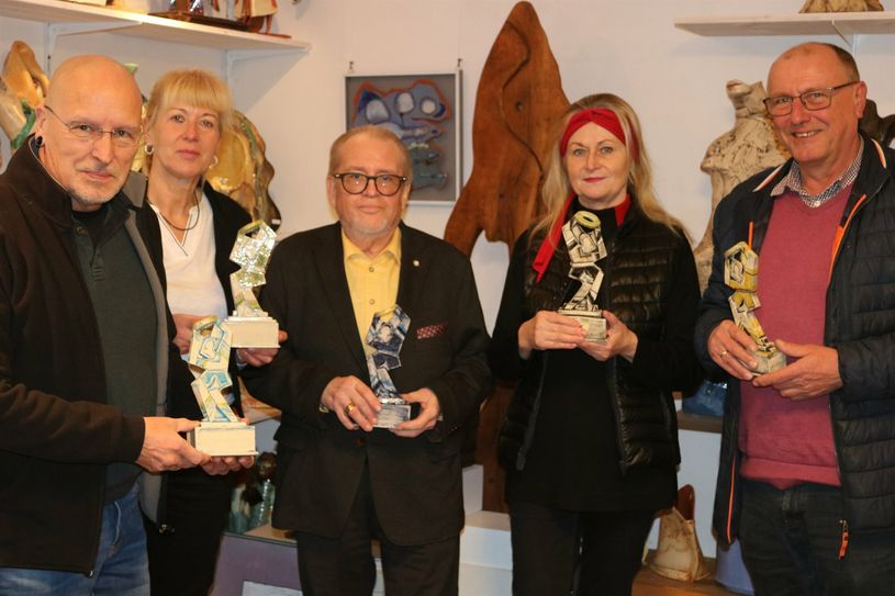 Den neuen »Roga Cup« nahmen in Empfang: Sponsor Gerd Rothaug, KSB Geschäftsführerin Petra Köckritz, Vorsitzender Detlev Leissner, Elke Böckelmann und der stv. KSB-Vorsitzende Edgar Buchwald (v.l.n.r.).
 Foto: Kreissportbund