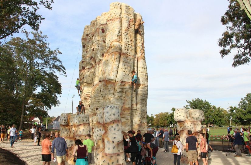 Die 13 Meter hohe Schulter des Kletterensembles und ihre drei kleinen Brüderfelsen wurden jetzt von den Sedlitzer Bergfeunden und Gästen auf dem Sportplatz eingeweiht.