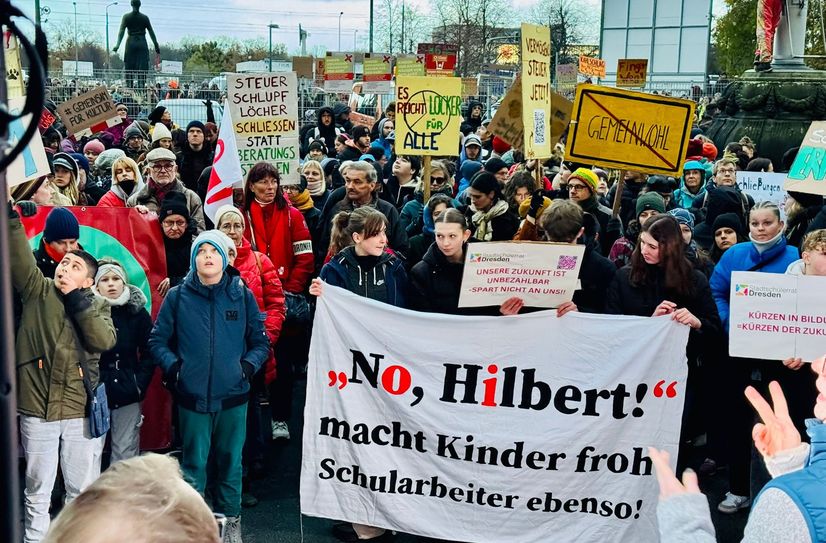 Vor dem Rathaus wurde während der Rede Hilberts gegen Sparmaßnahmen im neuen Haushalt demonstriert und  für die strukturelle Misere dieses Landes ein Sündenbock gesucht.