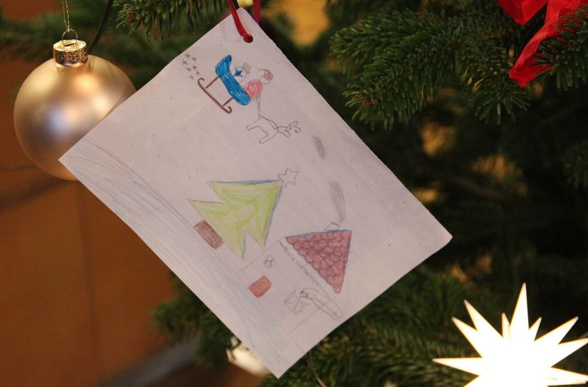 Ein Wunschzettel am Wunschbaum auf Schloss Wackerbarth (Symbolfoto).