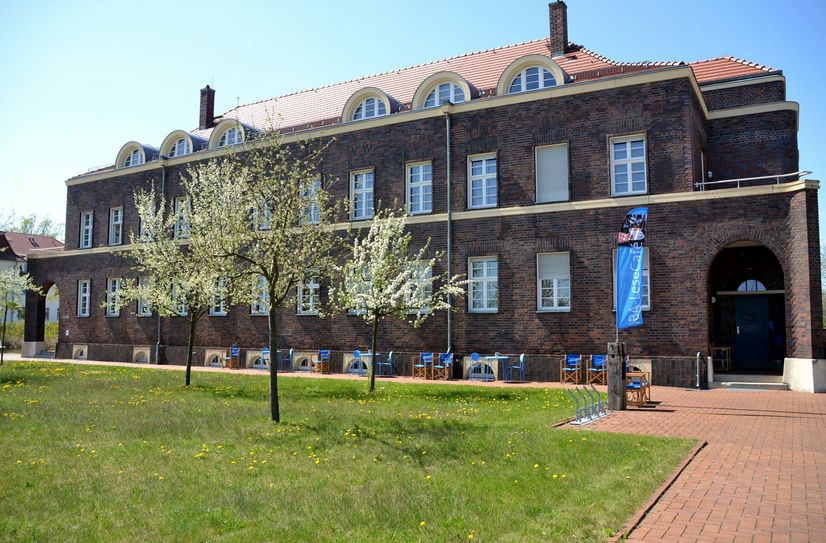Das IBA-Studierhaus in Großräschen lädt am 20. Aprilim Rahmen der Bürgerregion Lausitz zu einem Kolloquium zur Rekultivierung der Lausitzer Böden in den Bergbau-Folgelandschaften ein. Unter dem Titel »Das Beste nach oben« gibt es Vorträge, Diskussionen und Mitmach-Möglichkeiten.