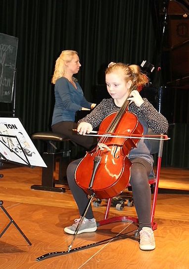 Lina Marschner am Violoncello (vorn) begleitet von Musikschulpädagogin Johanna Zmeck am Flügel. Sie war 2022 zum ersten Mal beim Wettbewerb "Jugend musiziert" dabei und nimmt dieses Jahr wieder daran teil.