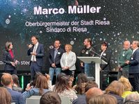Oberbürgermeister Marco Müller dankt Feralpi-Präsident Giuseppe Pasini für die Weitsicht und den Mut zum Start 1994. Dafür gibt es die Ehrenmedaille der Satdt Riesa.