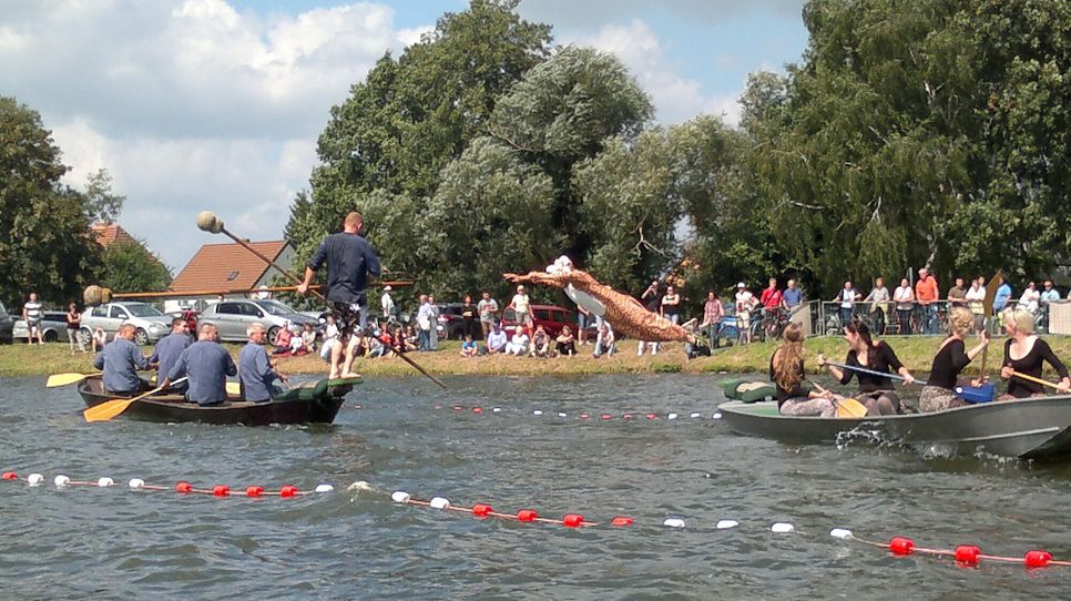 Das Fischerstechen beim Peitzer Fischerfest.