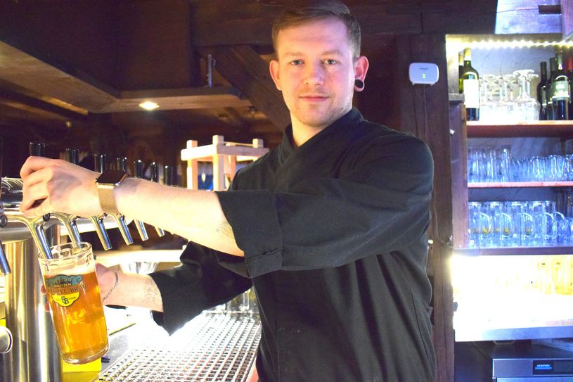 Koch Robert Malke arbeitet im Spreeblick Restaurant und Brauhaus in Bautzen. Er hofft, wie sein Chef auch, dass die Kunden trotz der leichten Preissteigerungen die Treue halten.