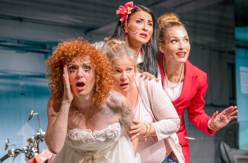 Lucy Diakovska, Beatrice Kaps-Zurmahr, Dorothea Kriegl und Tanja Wenzel (v.l.) sind eine total verkaterte Mädelstruppe.