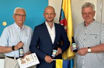 Übergabe Oberlausitztag-Pilsner (v.l. Horst Pinkau, Landrat Dr. Stephan Meyer und Gerd Münzberg)