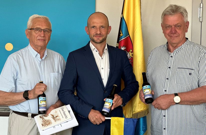 Übergabe Oberlausitztag-Pilsner (v.l. Horst Pinkau, Landrat Dr. Stephan Meyer und Gerd Münzberg)