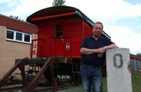 Museumschef Siegfried Bossack am Feuerlöschzug der Deutschen Reichsbahn.