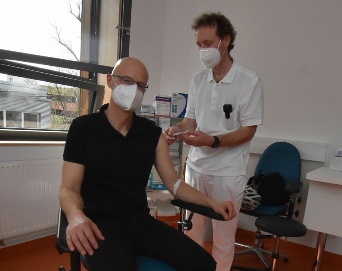 Prof. Gunnar Folprecht, Leiter des Fachbereichs Onkologie der Medizinischen Klinik I des Uniklinikums Dresden (rechts) impft den Leukämiepatienten Peer Schmidt. Fotos: Uniklinikum Dresden / Holger Ostermeyer