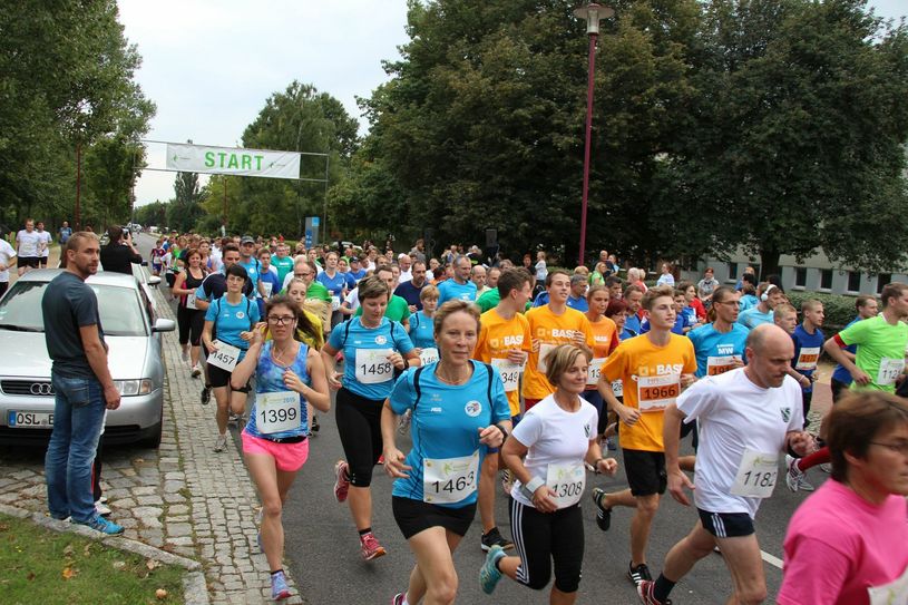 Der 5. Firmenlauf Westlausitz wurde im Jahr 2015 in der Seestraße in Großräschen gestartet. 806 gemeldete Teilnehmer verkündete Bürgermeister Thomas Zenker eine halbe Stunde vor dem Start. Hier gehen die Läufer auf die 4,8 Kilometer-Strecke. Gestartet wurde Höhe des Feuerwehr- und Katastrophenschutzzentrums. Foto: Archiv/sts