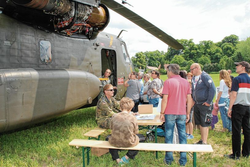Ob der Hingucker von 2016, auch am 15. Juni 2019  wieder auf dem Schliebener Acker landen wird, steht noch nicht fest: Der Transporthubschrauber CH-53 wird zum Personen- und Materialtransport sowie für Sonderaufgaben eingesetzt. Die CH-53 kann weltweit, in nahezu allen Klimazonen und bei jedem Wetter eingesetzt werden. Foto: wit
