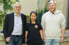 Direktor Maik Gloge mit Chung Pham und Jonathan Hindemith (v.l.n.r.).