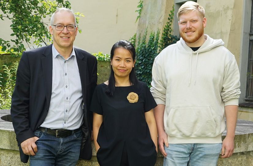 Direktor Maik Gloge mit Chung Pham und Jonathan Hindemith (v.l.n.r.).