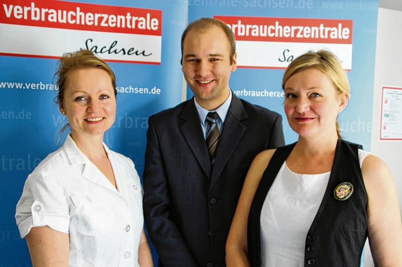 Das Team in Meißen: Leiterin der Verbraucherberatung in Meißen, Sylvia Neubert (l.), Finanzspezialist Florian  Thamm und Fachfrau für die Verbraucherberatung rund um das Thema Lebensmittel und Ernährung, Elvira Weissgerber. Foto: Farrar